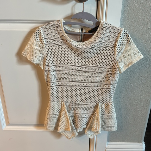 Timeless short sleeve blouse in cream and beige perfect for the fall. - Picture 2 of 4